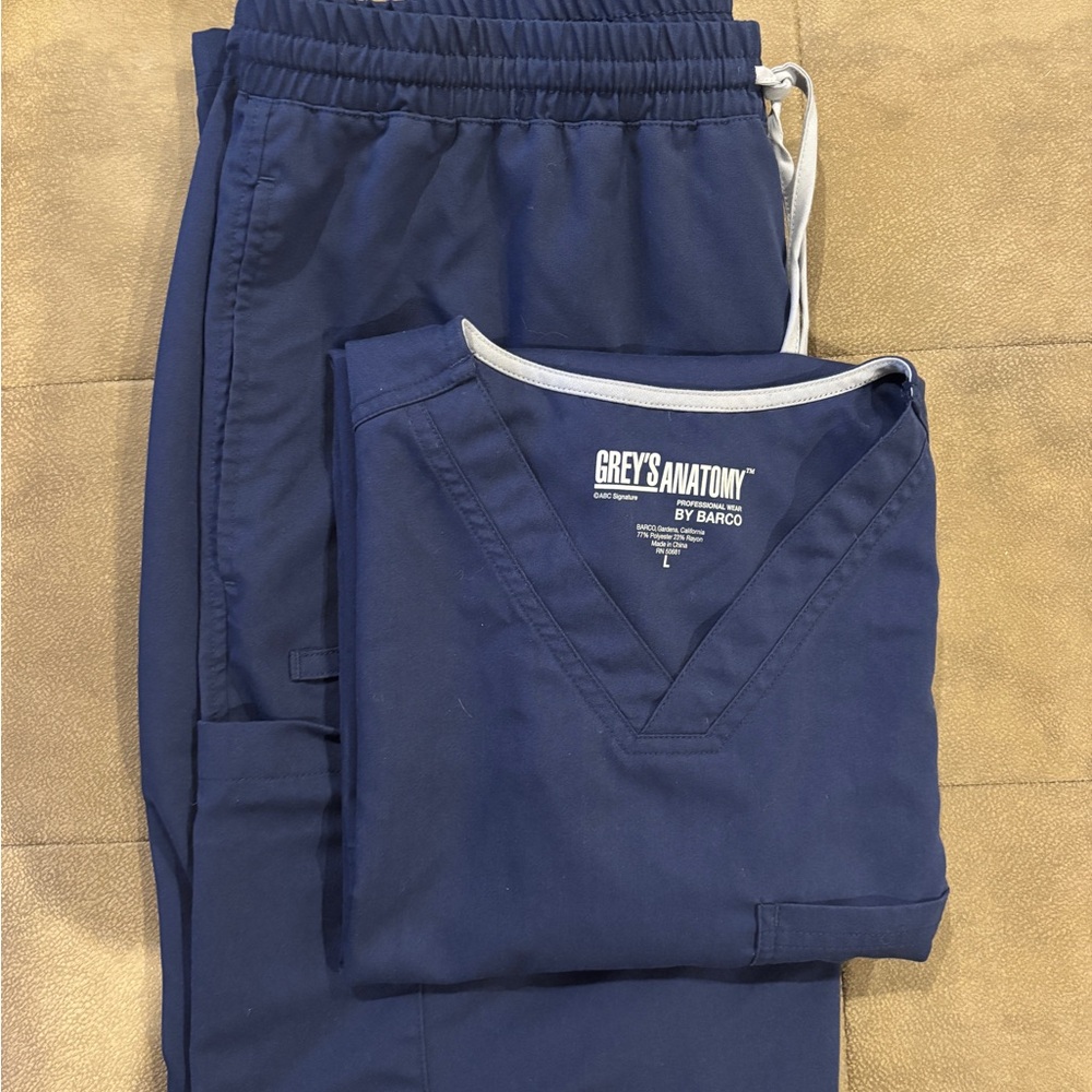 Grey's Anatomy Men's V-Neck Scrub Top and Pants (Indigo)